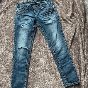 Amethyst Jrs 9 low rise distressed jeans. 98% cotton